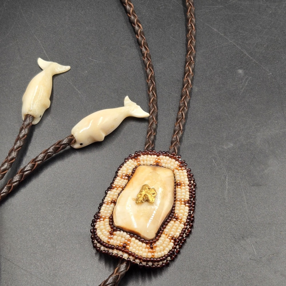 vintage handcrafted artisan Beaded W Stone & Nugget bolo tie Whale End Cord